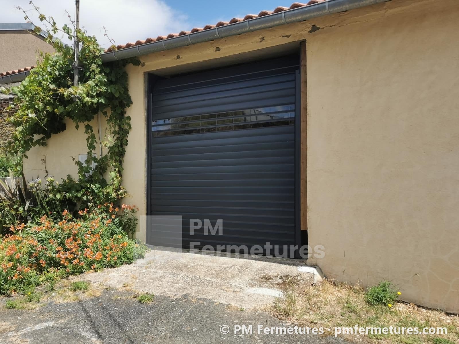 Porte de garage enroulable gris anthracite avec lames Full Vision