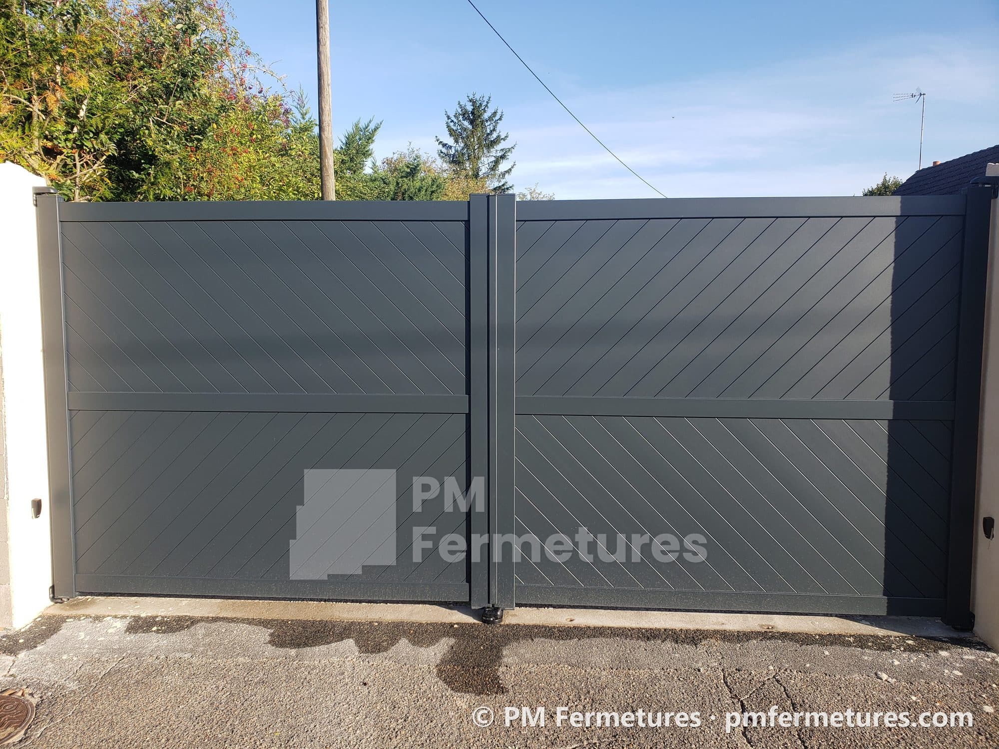 Portail aluminium battant gris anthracite à motif diagonal