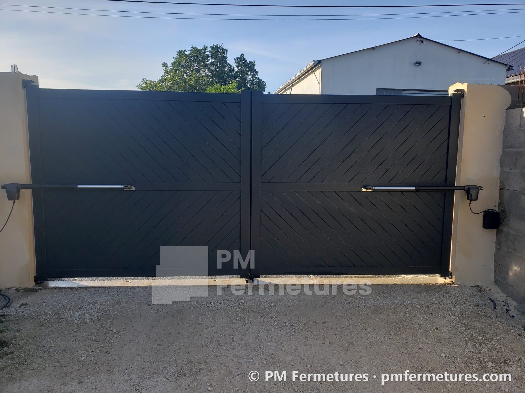 Portail aluminium battant motorisé, bras de motorisation visibles