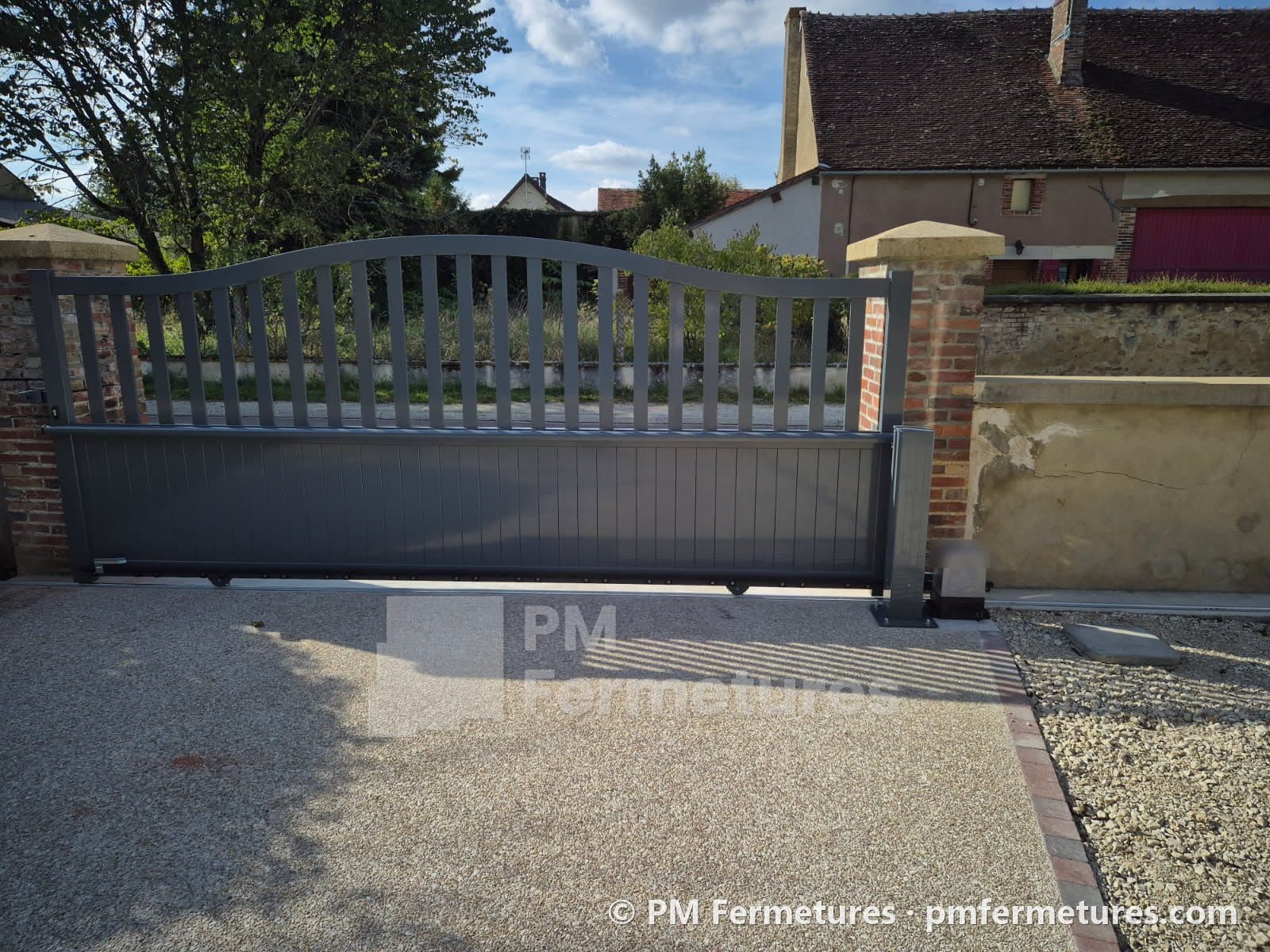 Portail aluminium coulissant gris anthracite avec sa motorisation