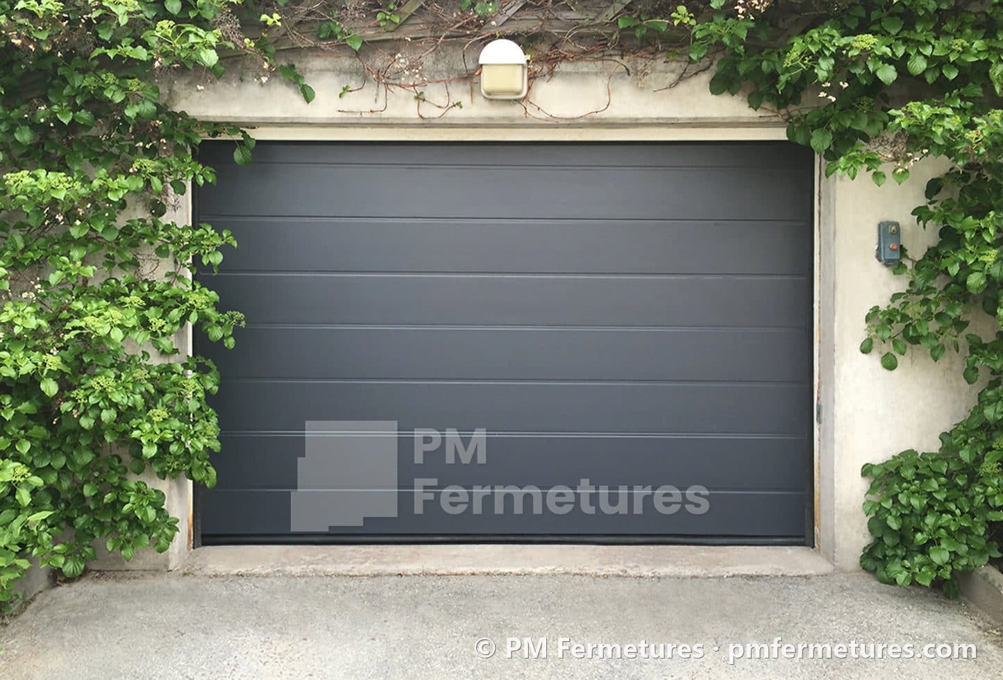 Porte de garage sectionnelle gris anthracite posée chez un client