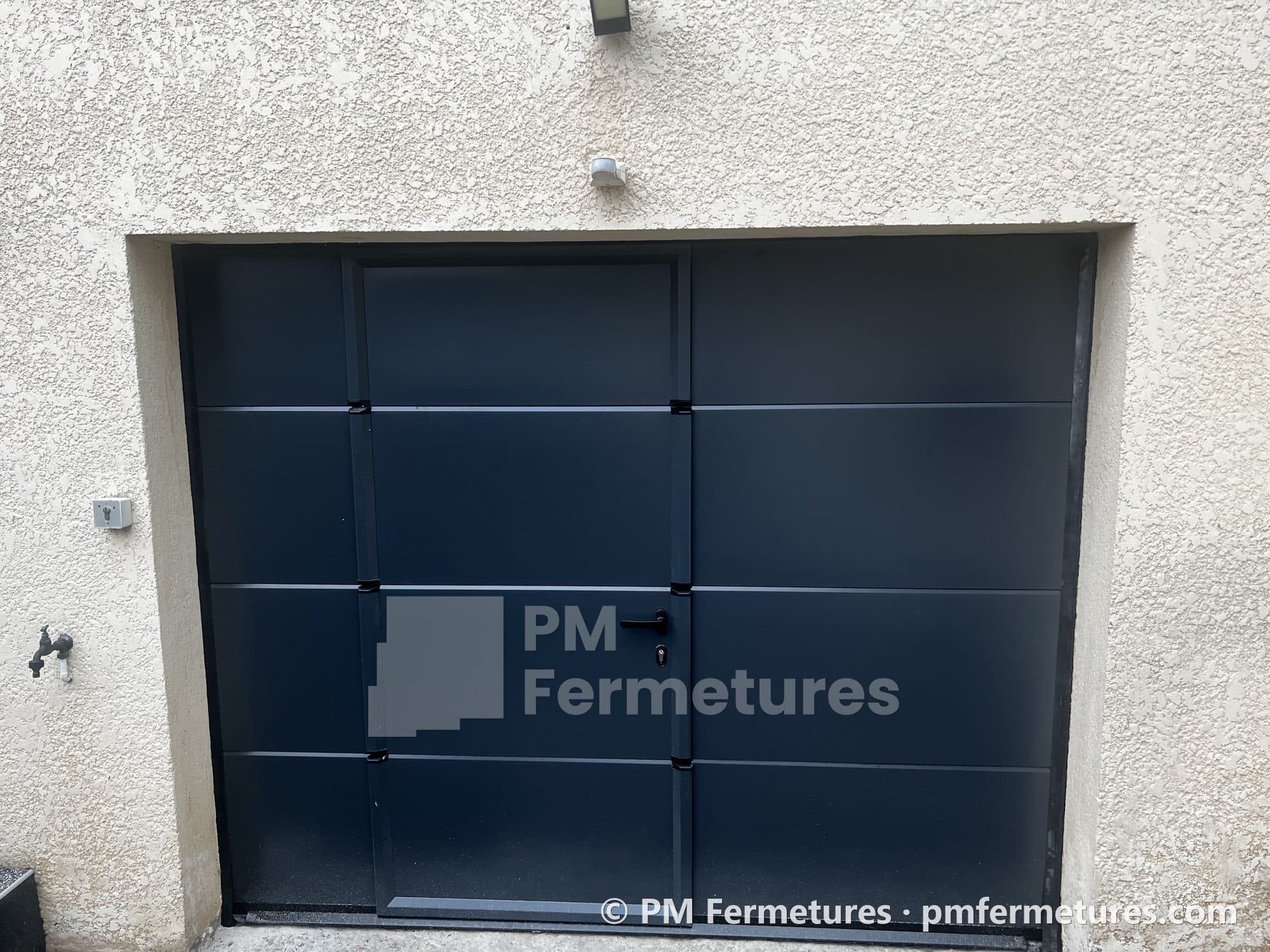 Porte de garage sectionnelle gris anthracite avec portillon intégré