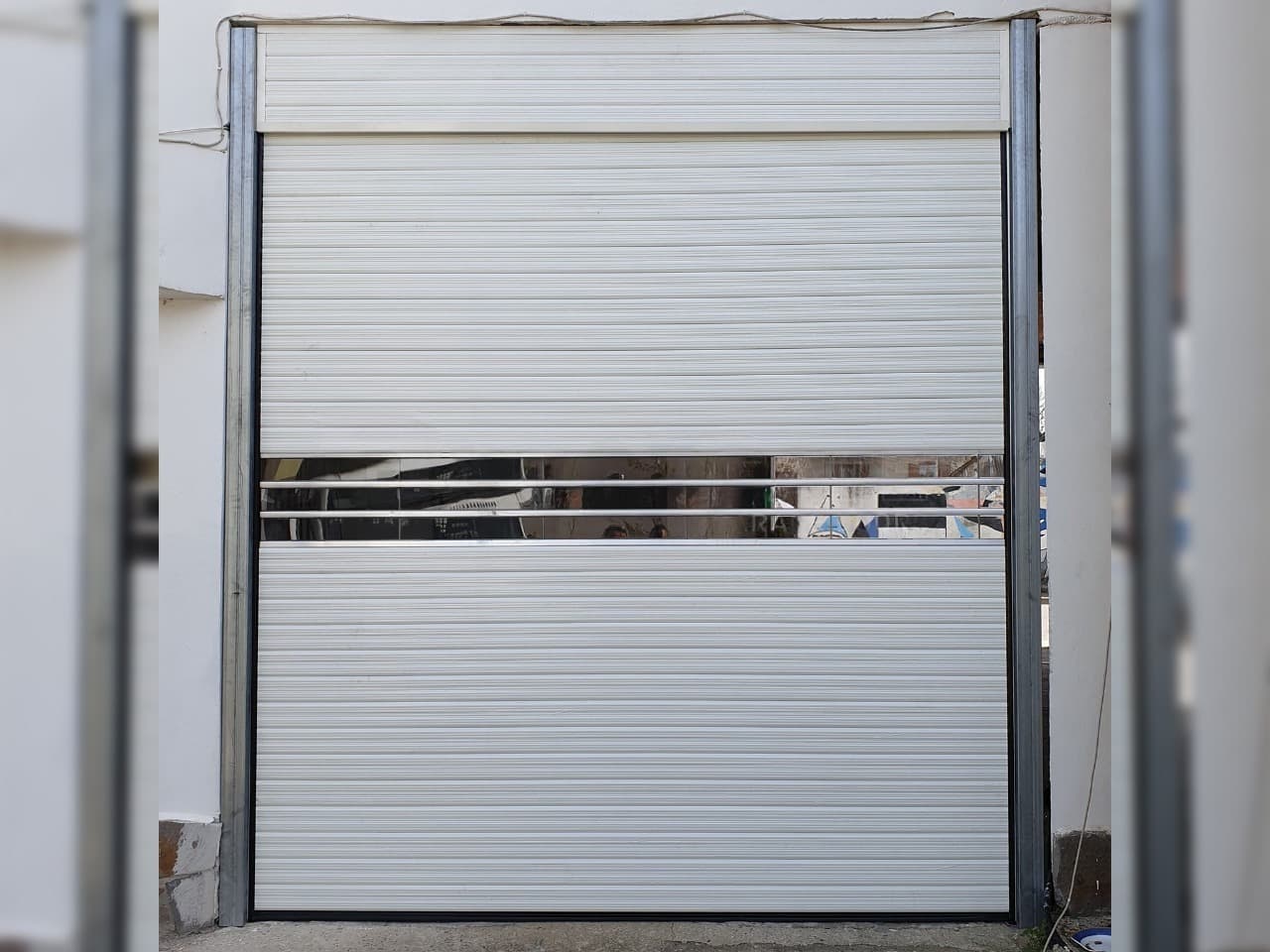 Porte de garage enroulable aluminium avec bandeau vitré full vision