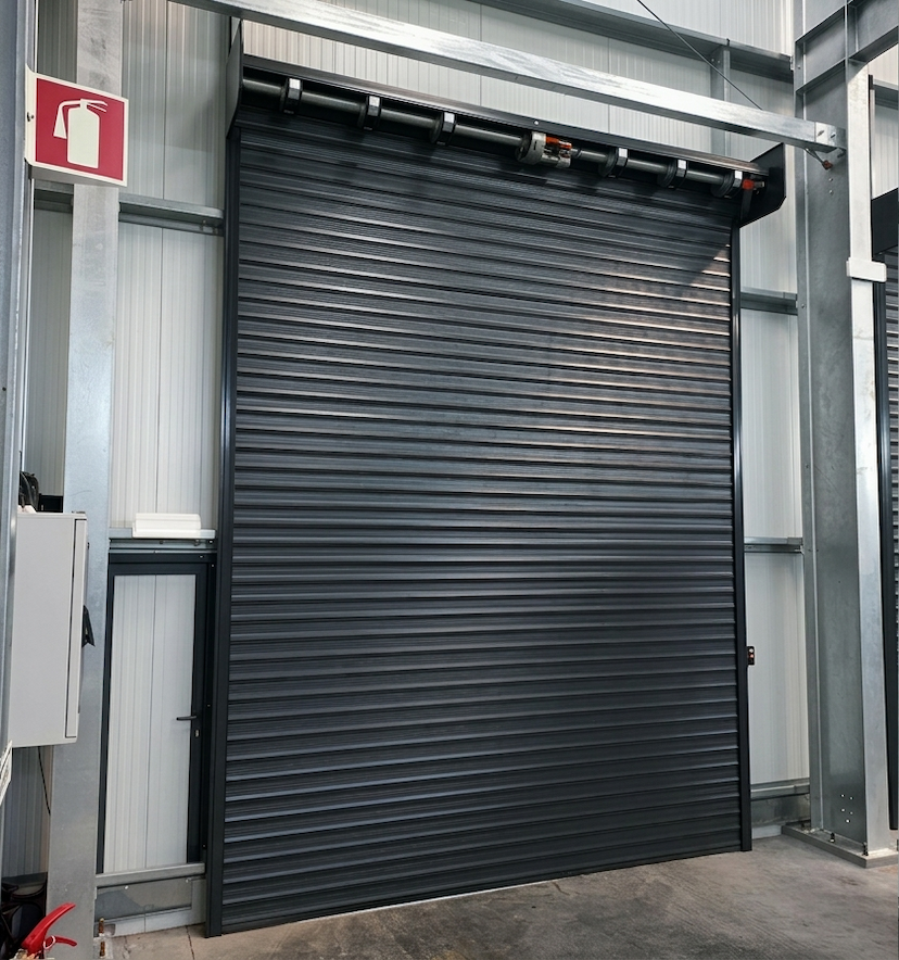 Porte de garage enroulable anthracite en lames acier