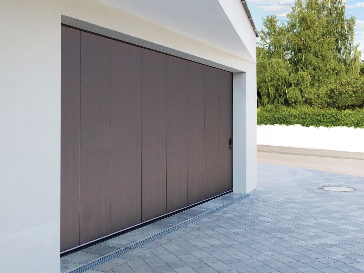 Porte de garage latérale coulissante ton bois sur maison moderne
