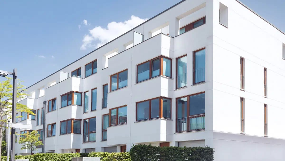 Façade de bâtiment moderne avec fenêtres en finition imitation bois