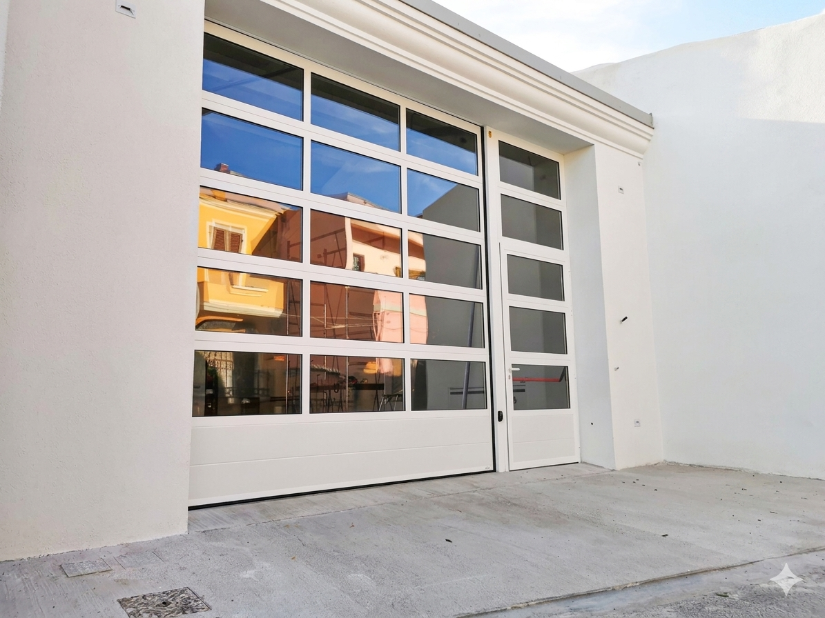Porte de garage sectionnelle aluminium avec vitrage full vision
