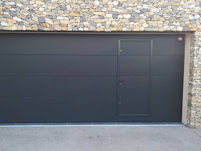 Porte de garage sectionnelle anthracite avec portillon intégré