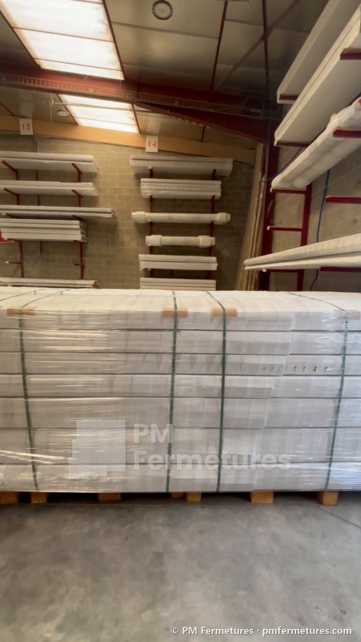 Palettes de panneaux isolés emballés dans l'entrepôt PM Fermetures