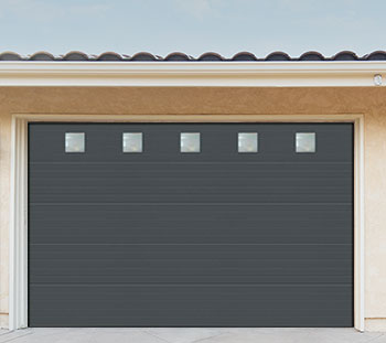 Forme carrée du hublot de la porte de garage