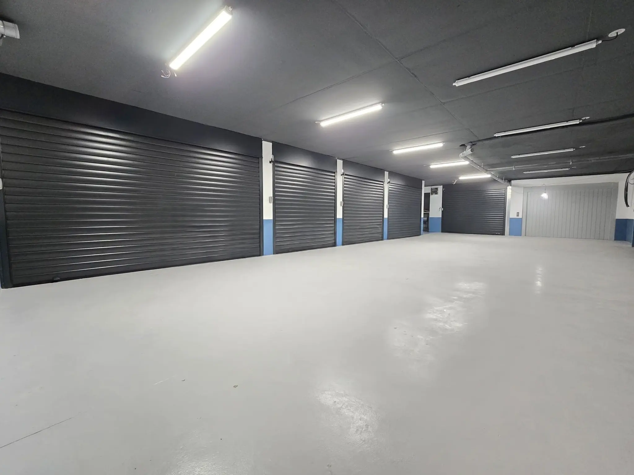 Boxes de parking avec portes enroulables